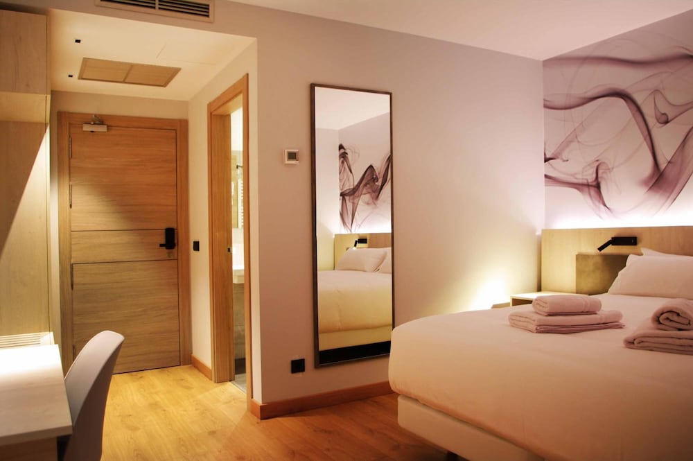 Superior Double or Twin Room (NERU Balcón) - Photo 9