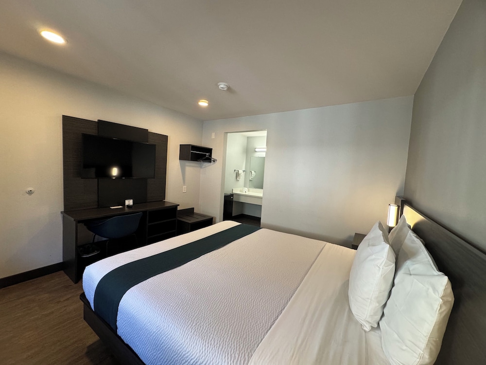 Deluxe Room, 1 King Bed, Non Smoking, Refrigerator