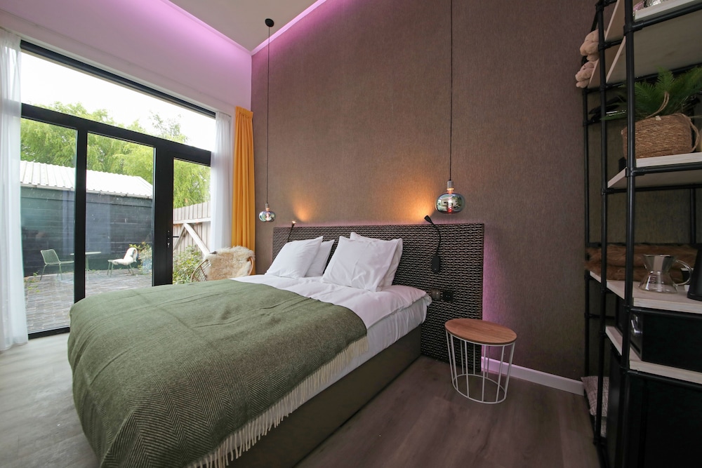 Deluxe Studio Suite (Garden)