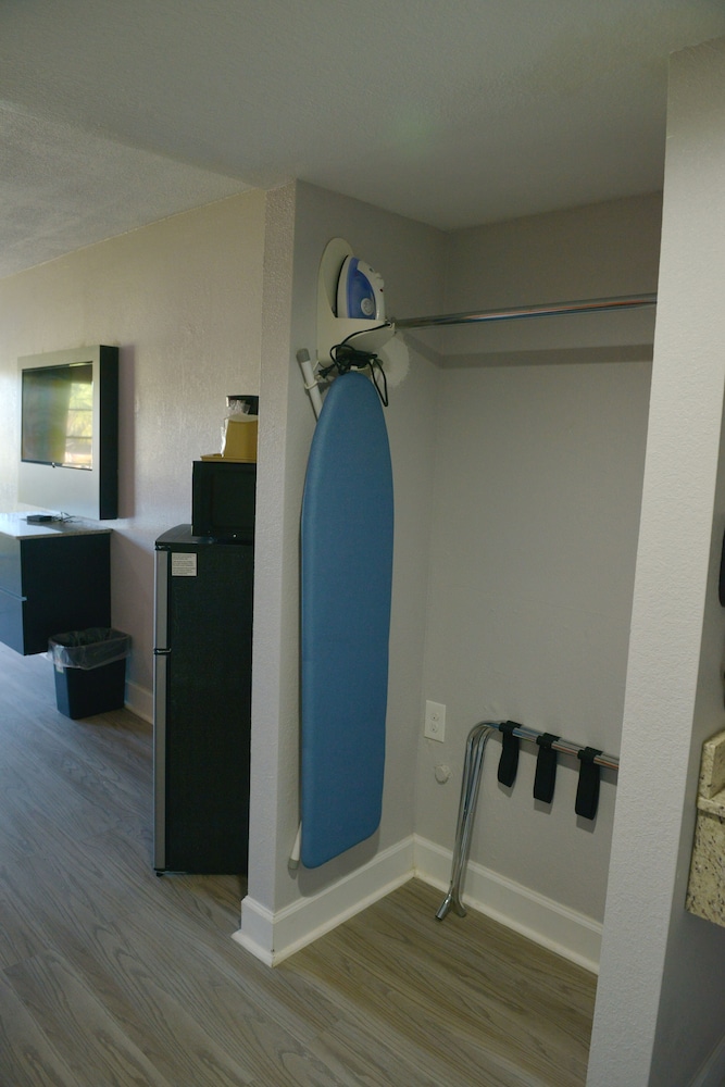 Room, 1 King Bed, Accessible, Non Smoking photo 2