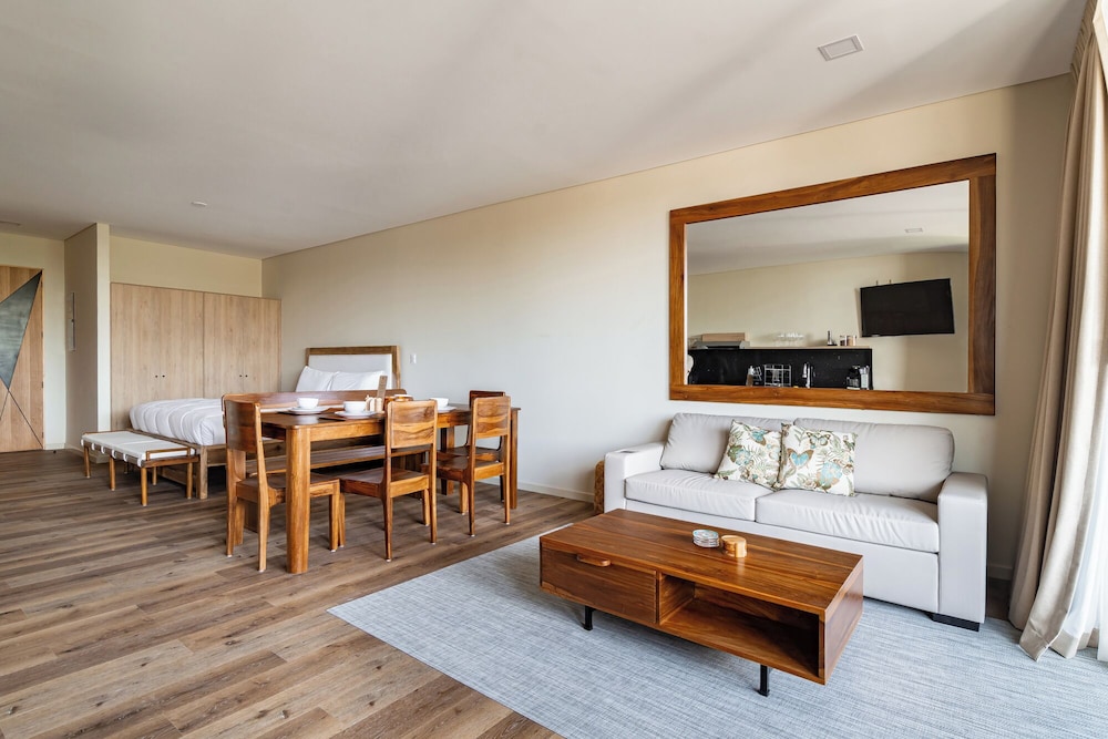 Luxury Studio Suite, Partial Ocean View photo 3