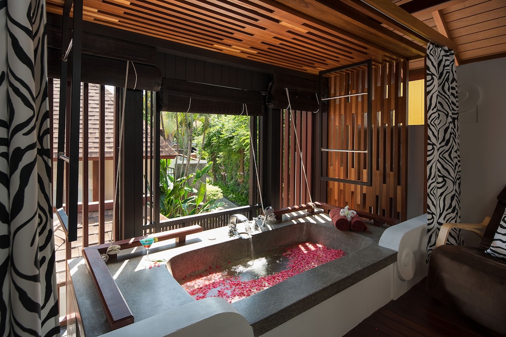 Deluxe Balcony Suite - Photo 7