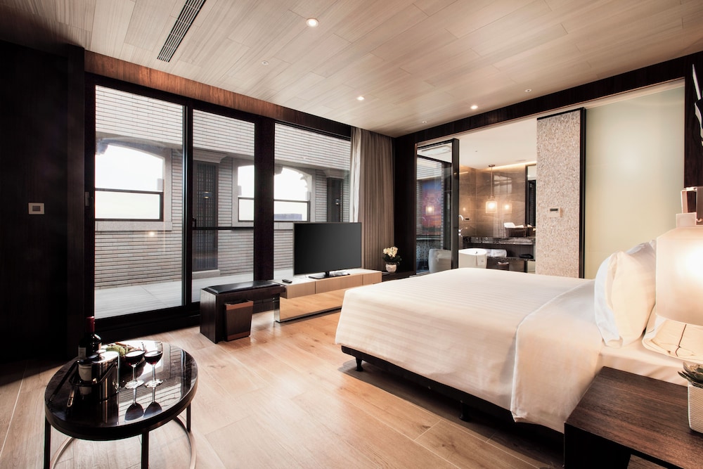 Terrace Hot Spring Suite photo 3