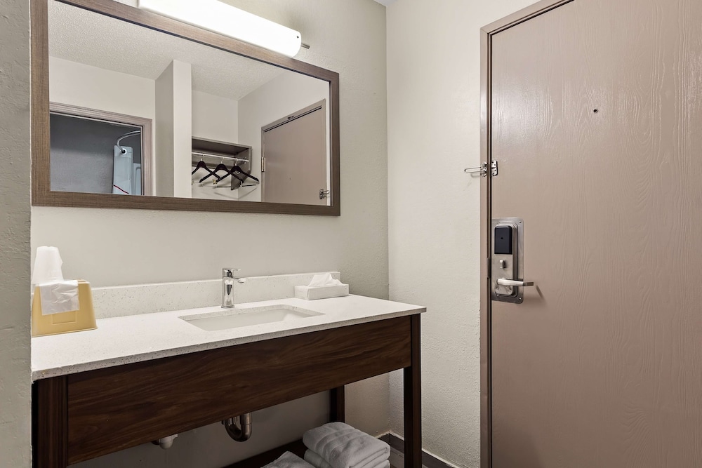 Room, 2 Queen Beds, Non Smoking - Photo 6