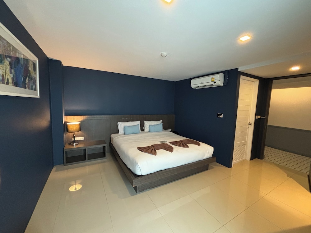 Deluxe Double Room, 1 King Bed, Non Smoking, No Windows