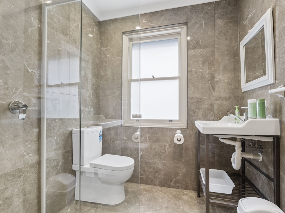 Female Only 4 Beds Share Room-Ensuite Bathroom photo 3