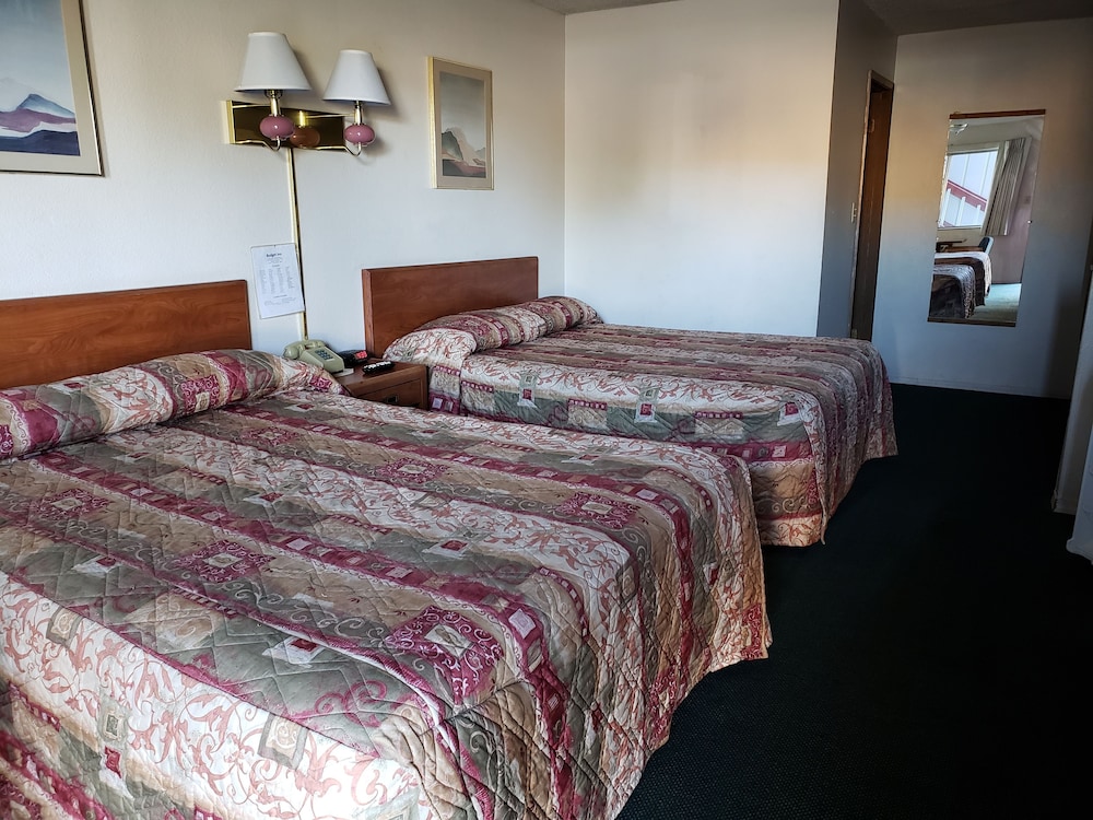 Standard Single Room, 2 Queen Beds, Smoking photo 3