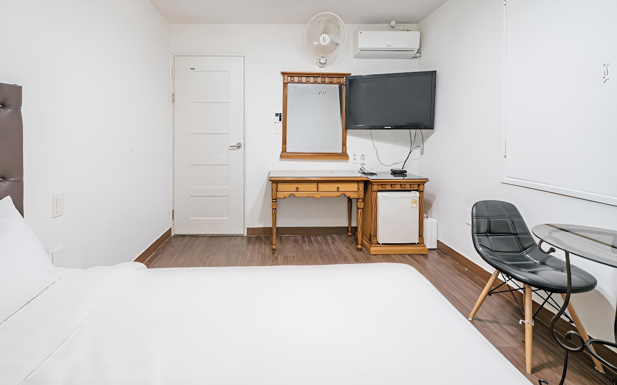 Room (Standard Room) - Photo 7