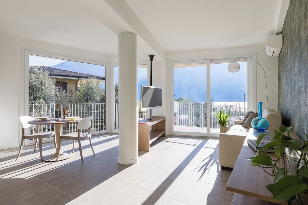 Panoramic Apartment, Balcony, Lake View
