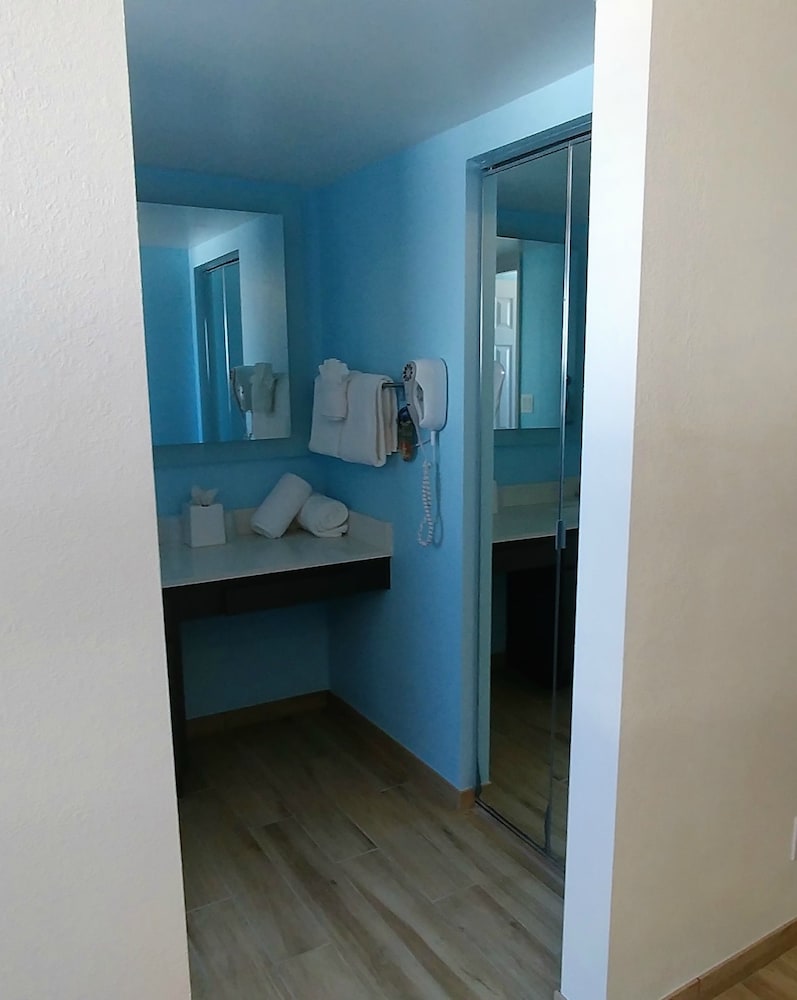 Premium Room, 2 Queen Beds, Kitchenette, Poolside - Photo 5