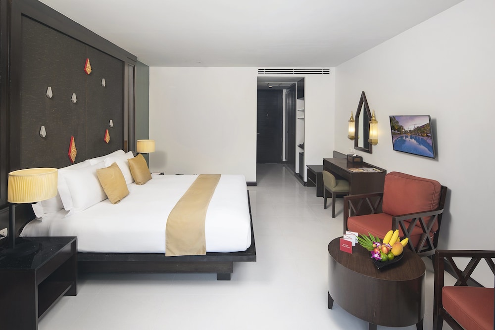 Deluxe Room, 1 King Bed, Pool View - Photo 2