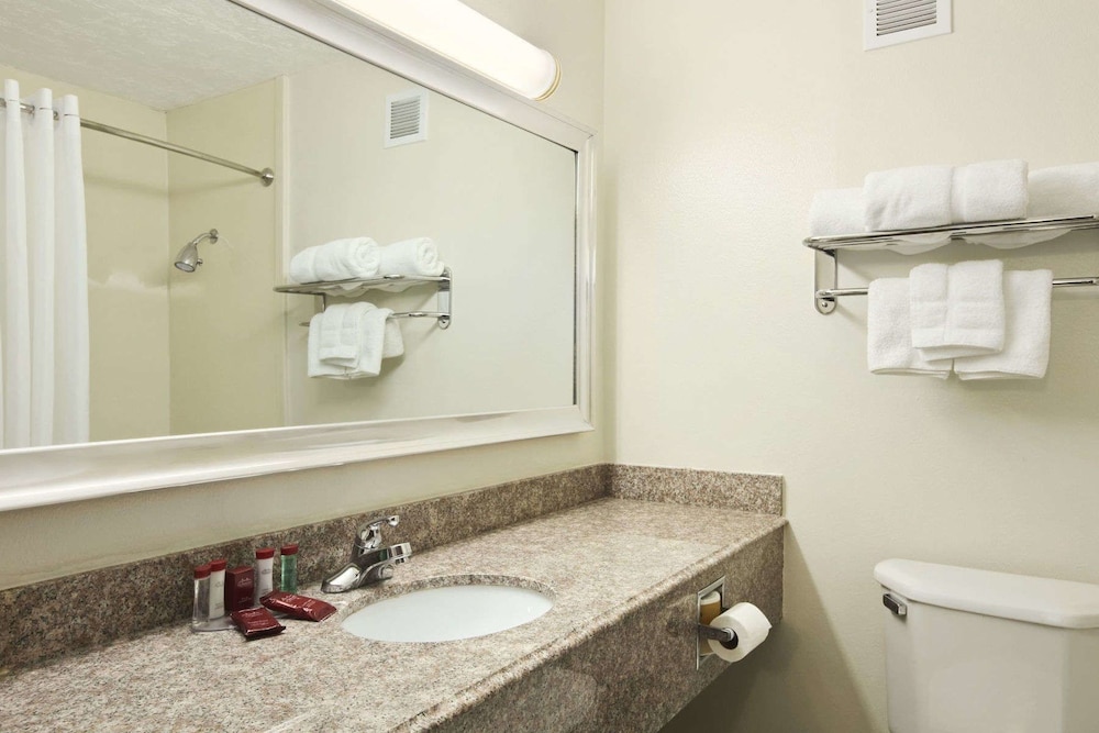 Suite, 1 Bedroom, Corner - Photo 4