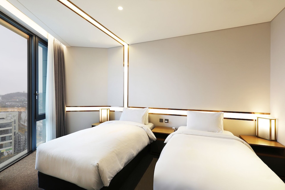 Queen Suite (Complimentary Pool Access for 4) - Photo 12