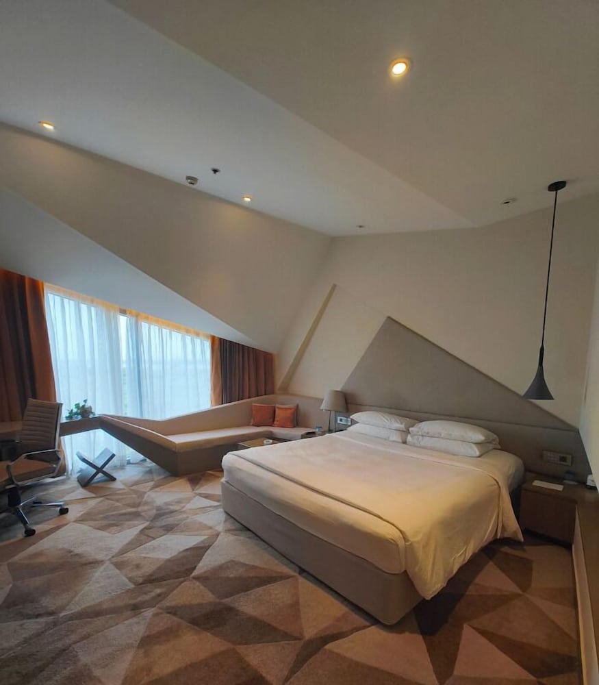 Superior Room, 1 King Bed (Airport View)