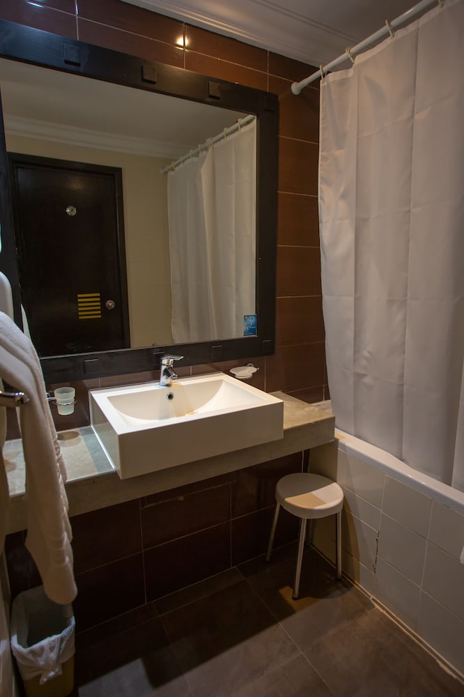 Standard Triple Room, Multiple Beds photo 3
