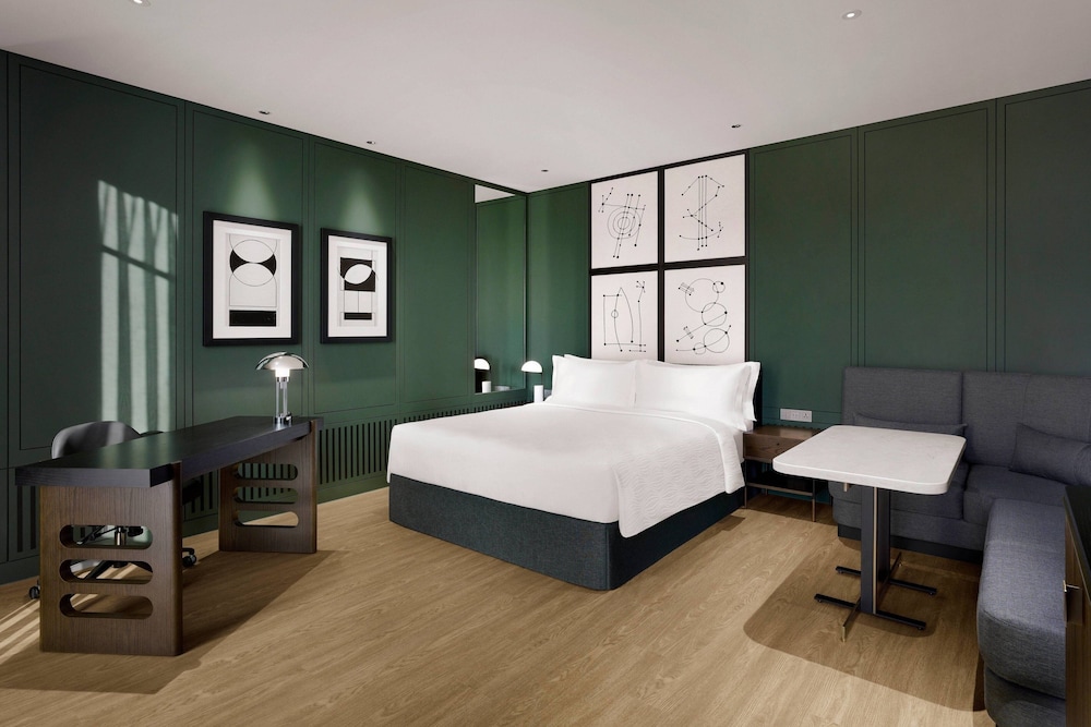 Premier Room, 1 King Bed photo 1