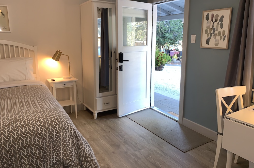 Deluxe Studio Suite, 1 King Bed, Kitchen, Ground Floor photo 3