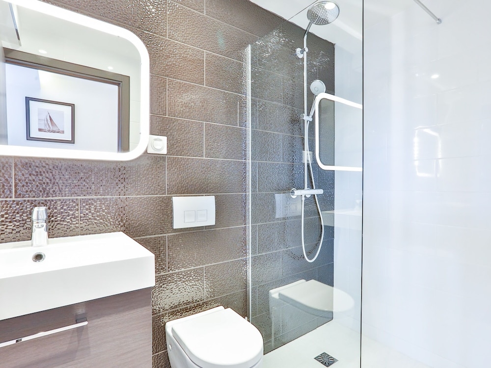 Elite Apartment, Private Bathroom, City View (602) photo 2