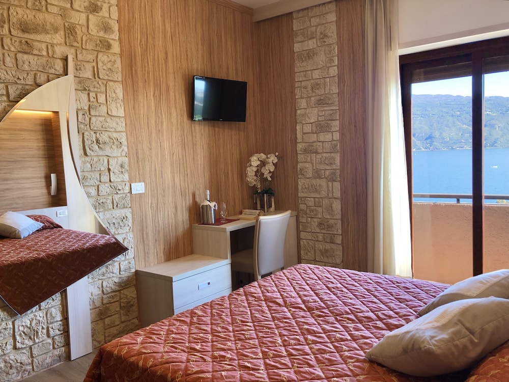 Deluxe Double Room, Lake View - Photo 3