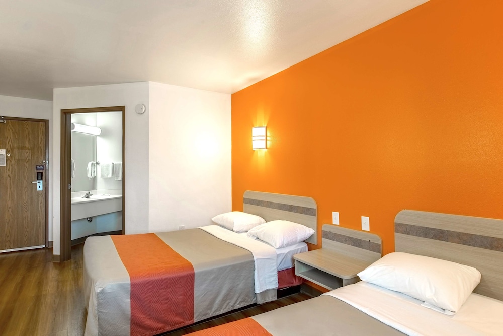 Standard Room, 2 Double Beds, Non Smoking - Photo 1