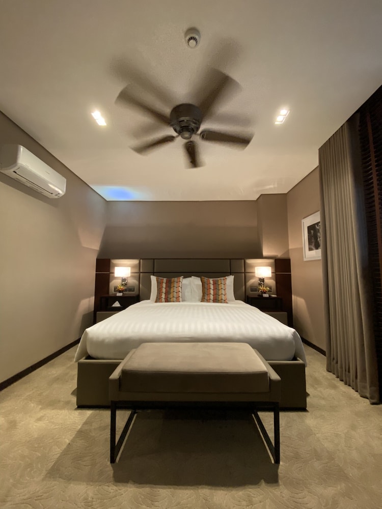 Premier Room, 1 King Bed photo 3
