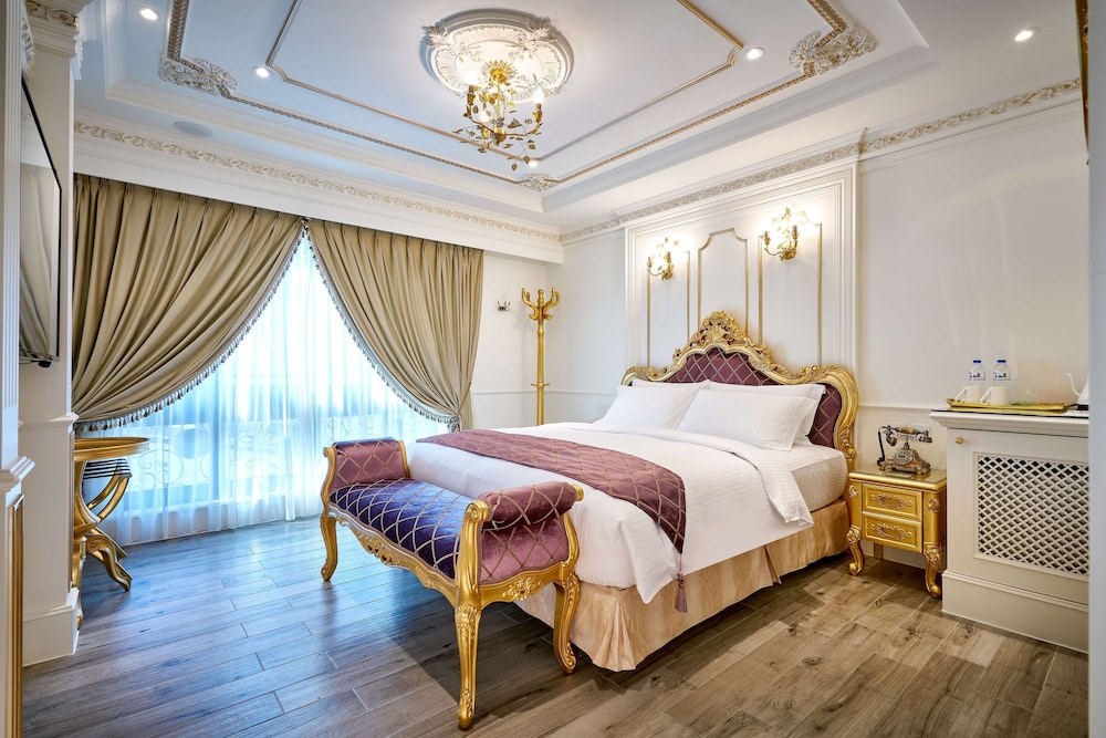 Royal Double Room, 1 King Bed, Non Smoking, Mountain View