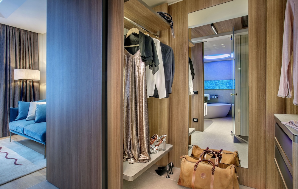 Deluxe Room with Double Bed or Two Single Beds and Wellness Area Access thumbnail 5