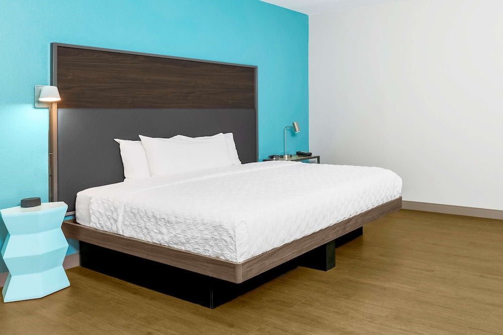 Room, 1 King Bed, Accessible (Roll-In Shower, Mobility & Hearing) - Photo 1