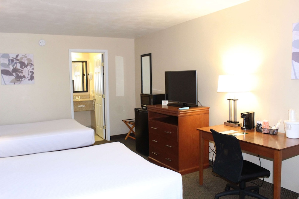 Room, 2 Double Beds, Non Smoking - Photo 3