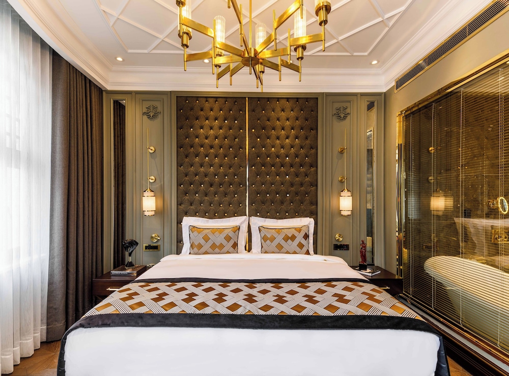 Deluxe King Suite