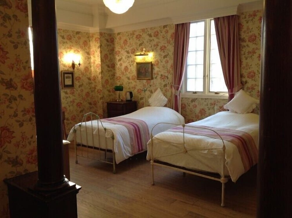 Classic Twin Room (No.9 Ross) photo 1