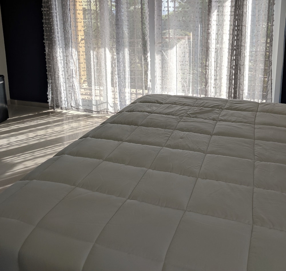 Suite de lujo, 1 cama king, vista parcial al mar, área de patio