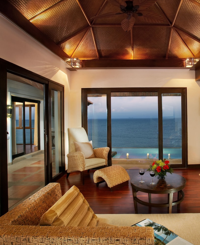 Beachfront Pool Villa photo 2