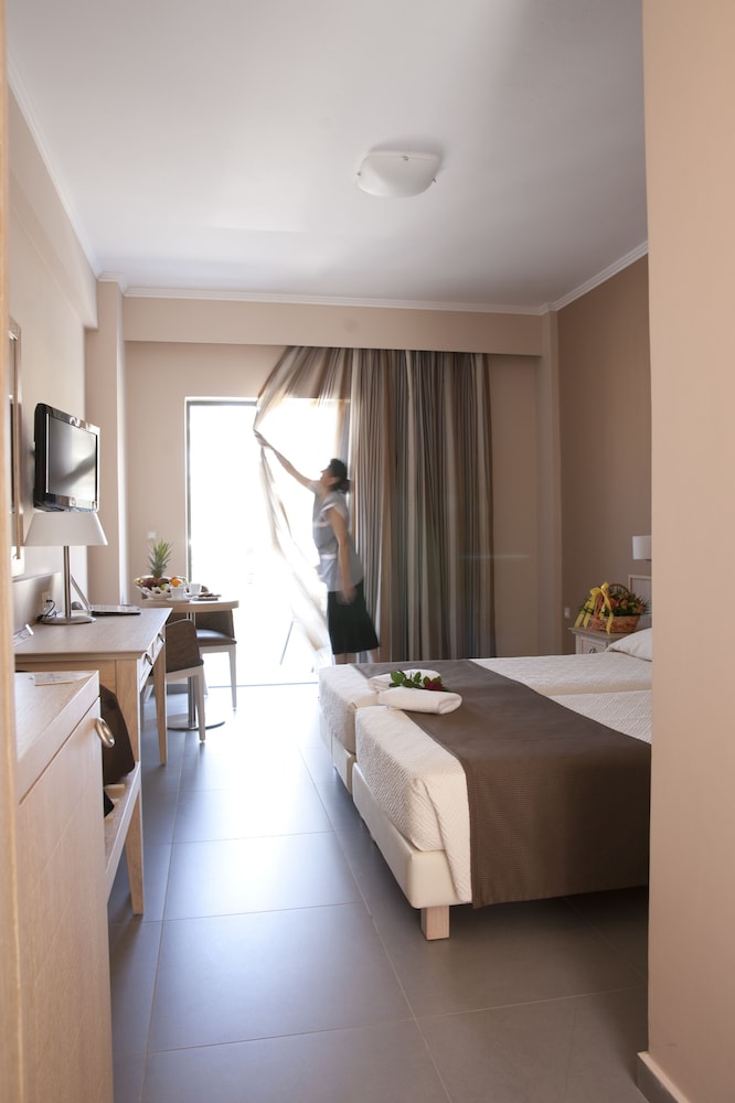 Single Room with Mountain/Street View