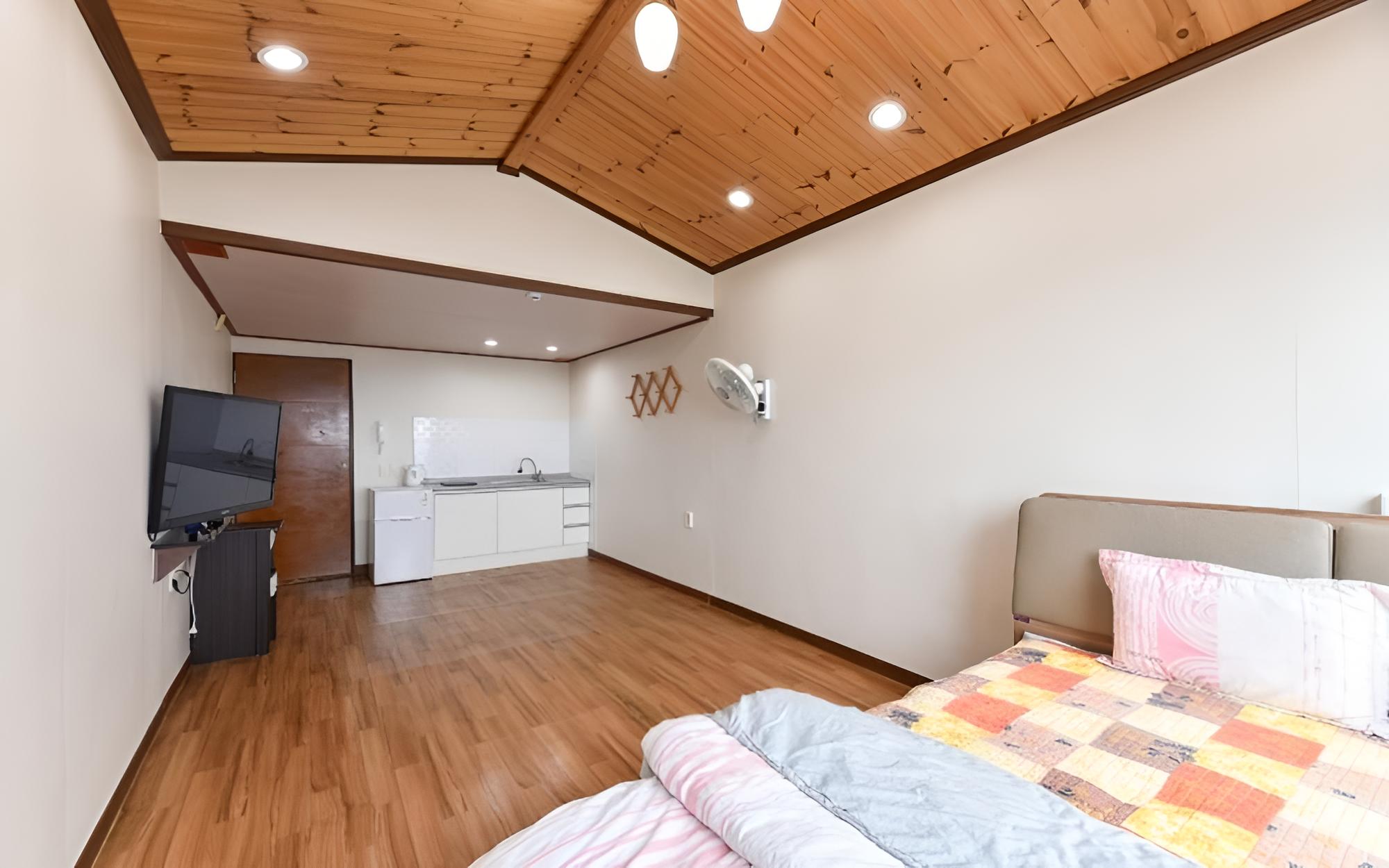 Room (205 (ocean view)) - Photo 5