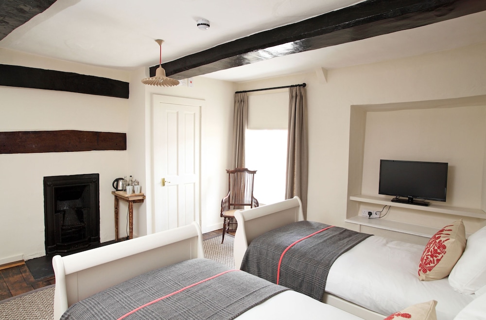 Classic Twin Room, Ensuite photo 3