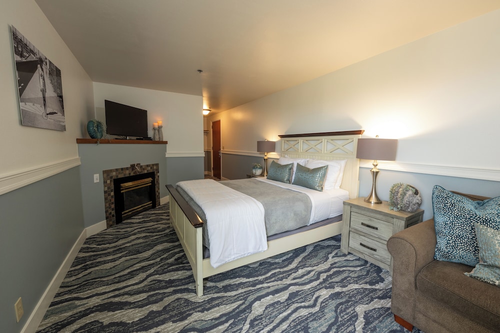 Oceanfront Queen Bed - Pet Friendly photo 3