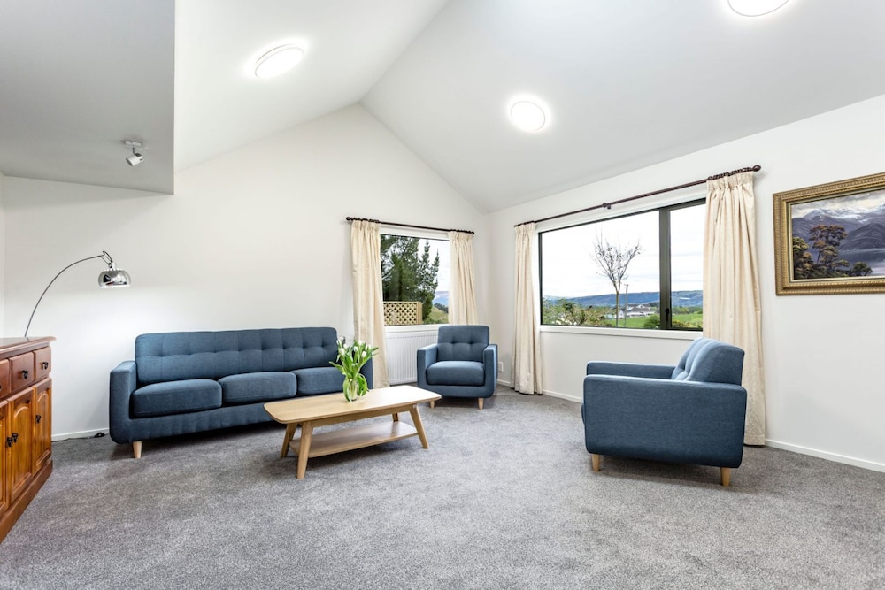 Luxury Studio Suite, 1 King Bed with Sofa bed, Ensuite, Mountain View photo 1