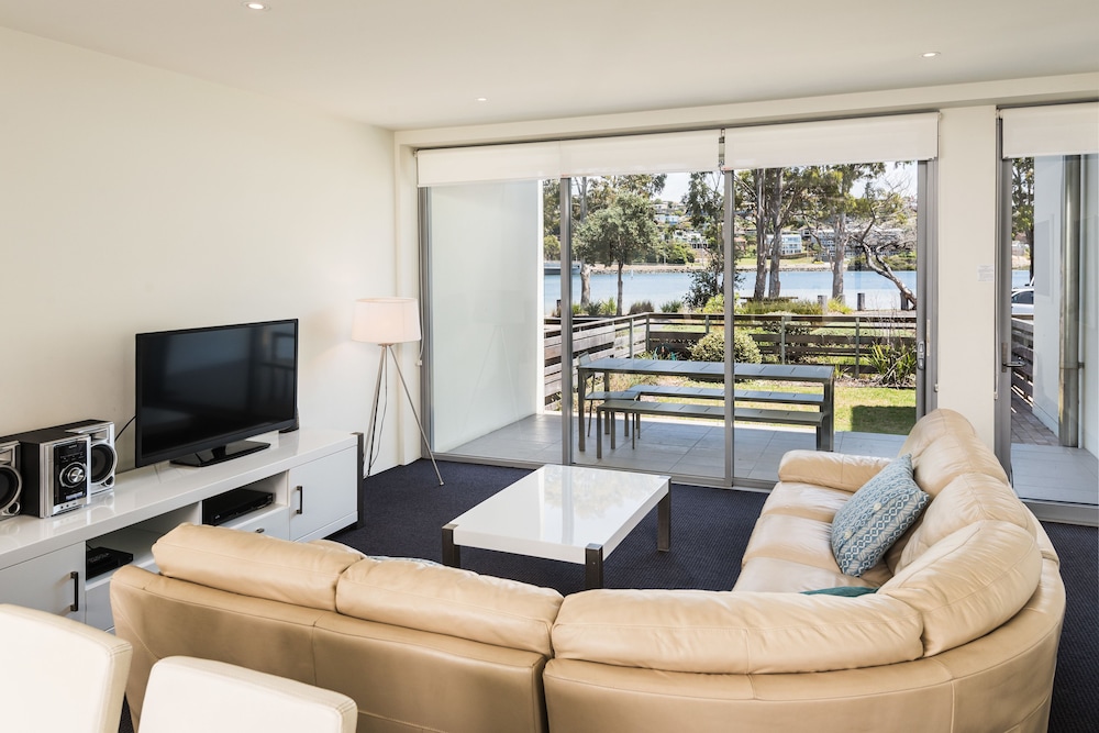 Three Bedroom Lakeside Townhouse - Photo 6