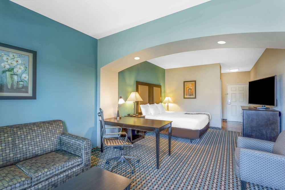 Deluxe Suite, 1 King Bed (Deluxe Executive Suite, Various View) - Photo 2