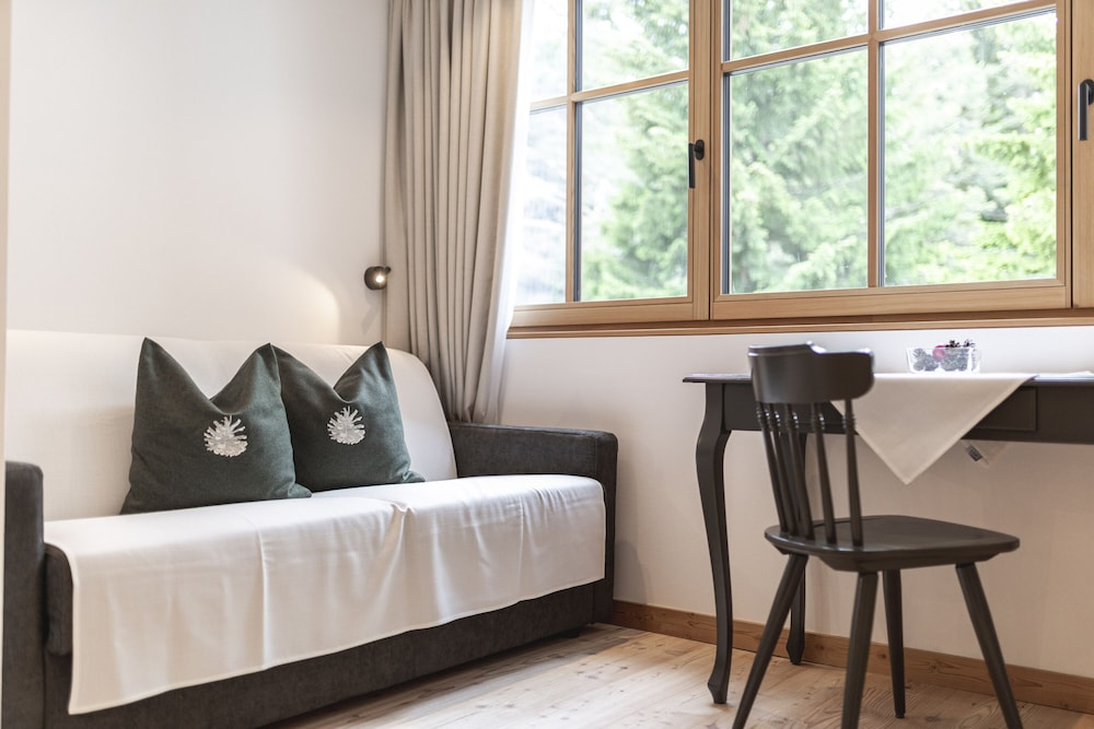 Classic Double Room (No Balcony) photo 2