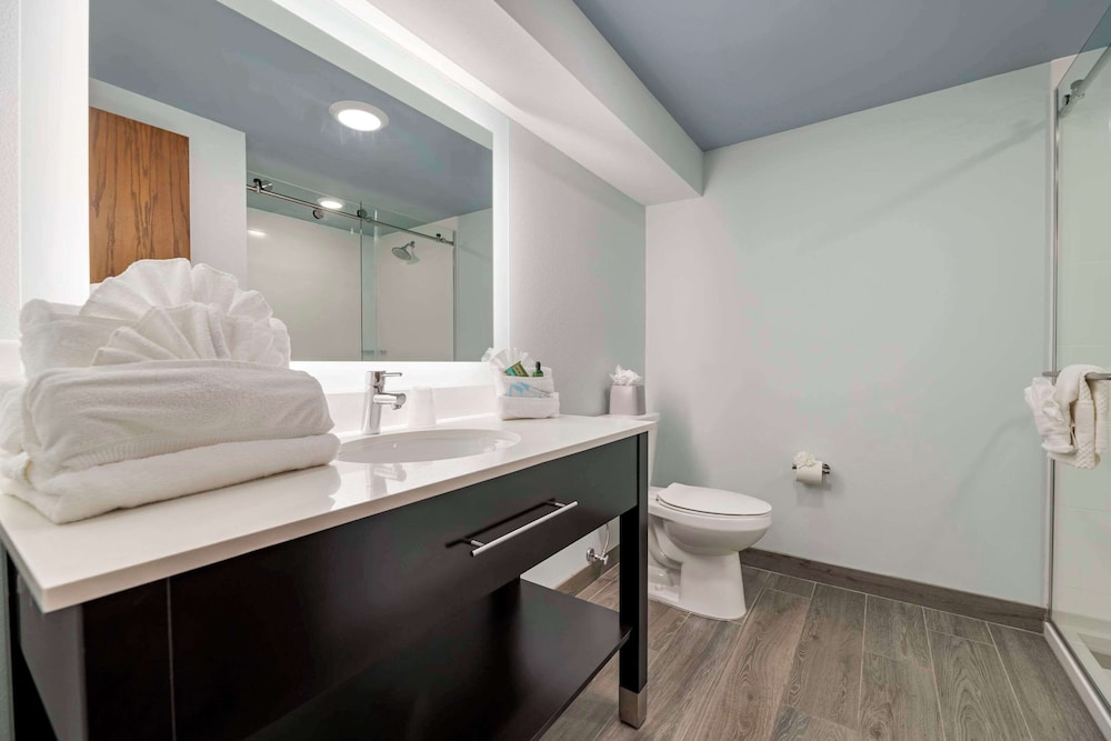 Room, 2 Queen Beds, Non Smoking (Upgrade) - Photo 2
