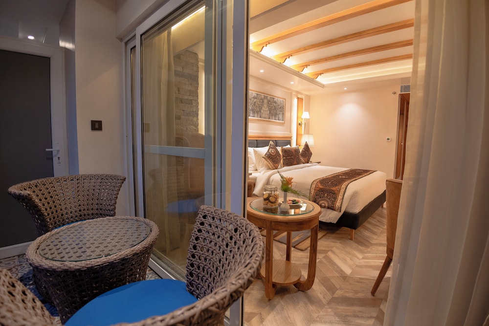 Deluxe Room, 1 King Bed, Balcony - Photo 5