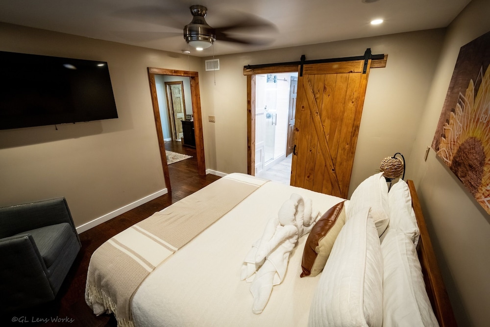 Downstairs Suite with 1 King Bed photo 3