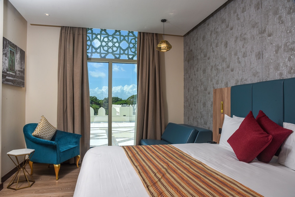 Deluxe Room, 1 King Bed (Runway View) - Photo 4