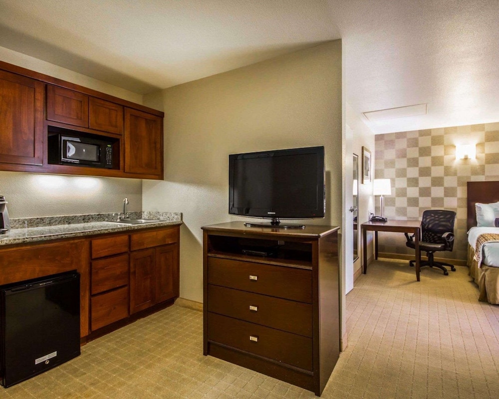 Suite, 2 Queen Beds with Sofabed, Non Smoking - Photo 2