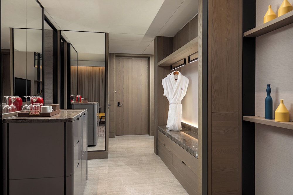 Standard Room, 1 King Bed, Balcony