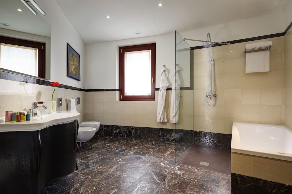 Suite - Photo 10