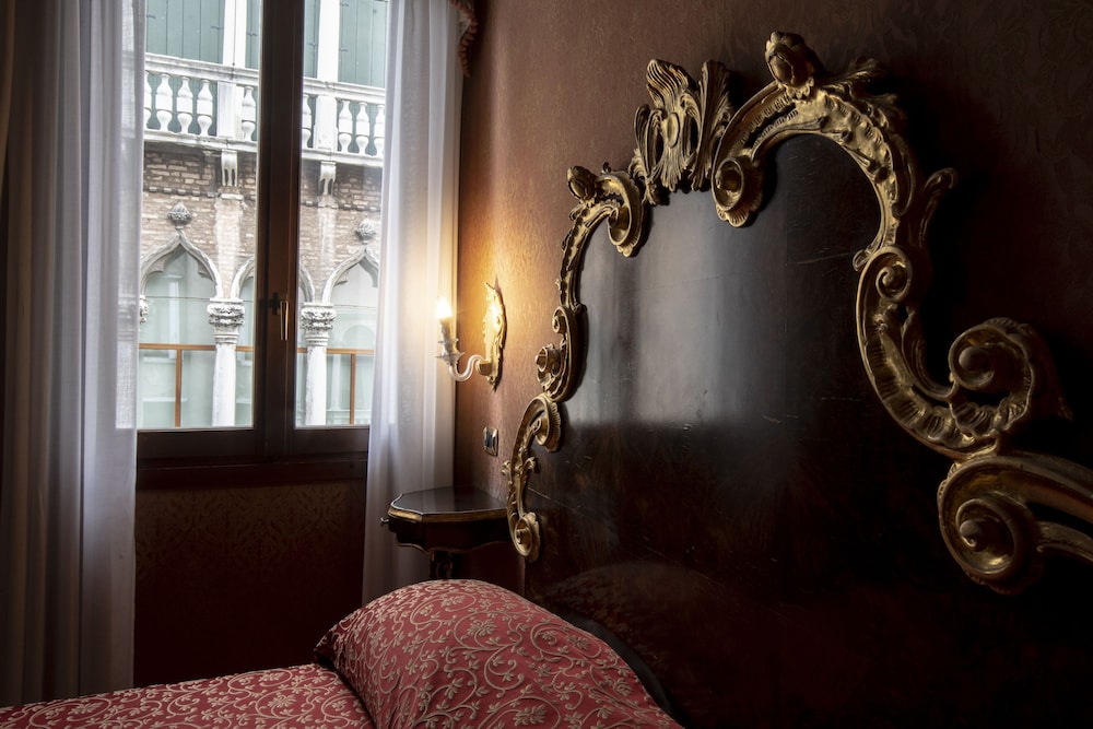 Luxury Double Room, Bathtub photo 1