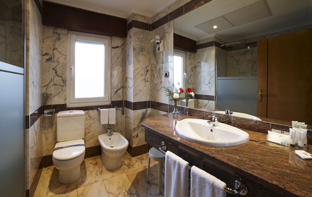Double or Twin Room - Photo 9